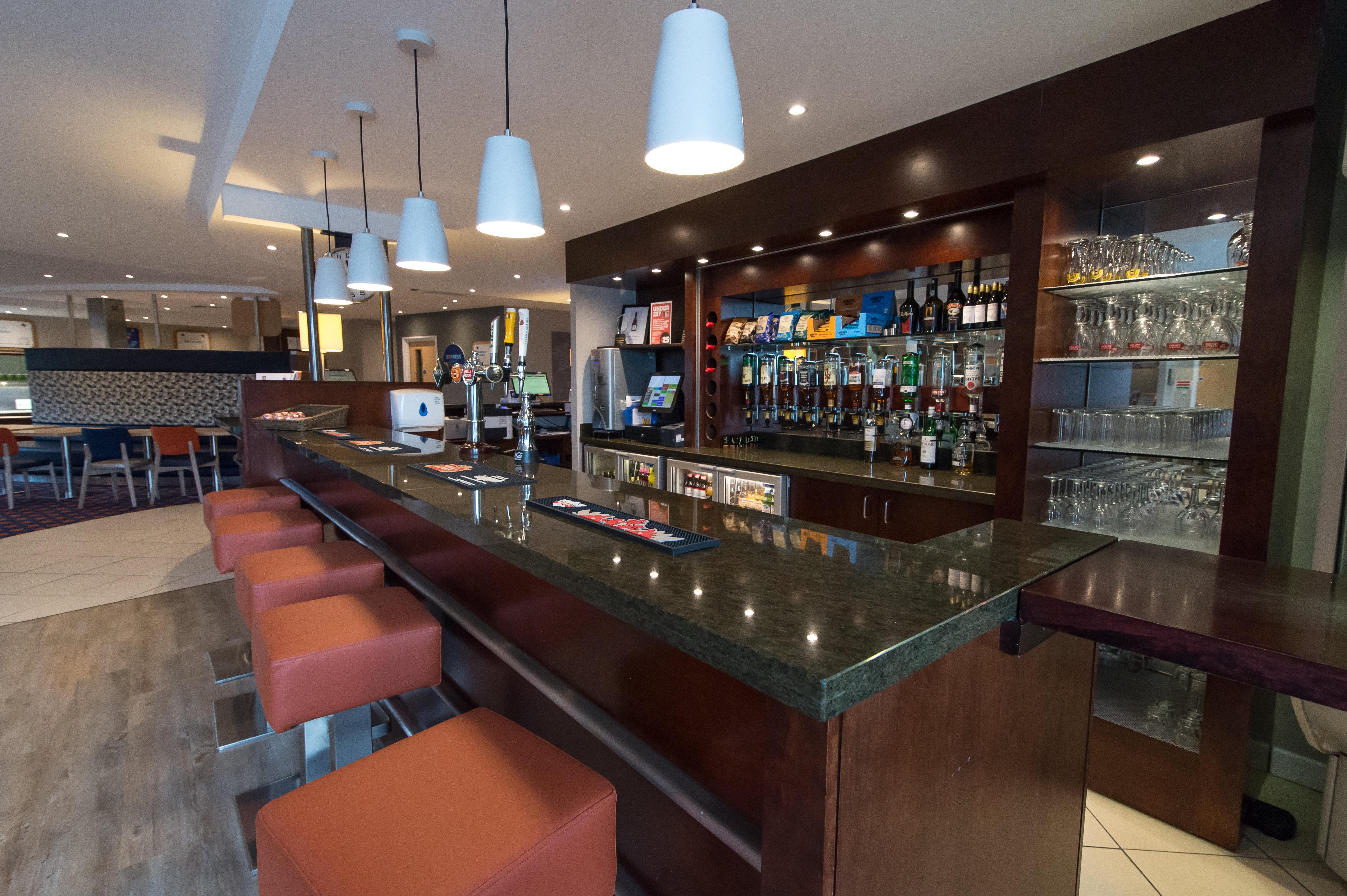 快捷假日丹弗姆林酒店 邓弗姆林 外观 照片
